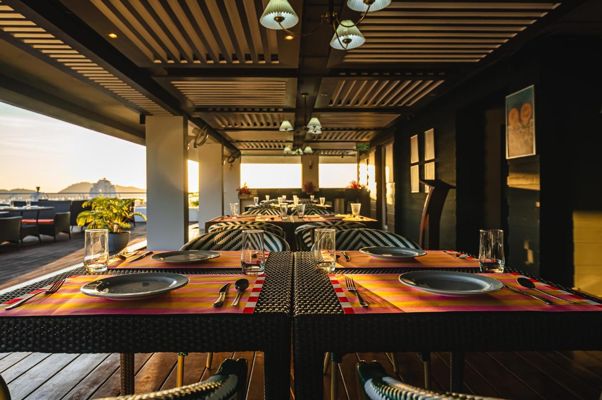 Casa Del M Phuket - Newly Renovated Hotell